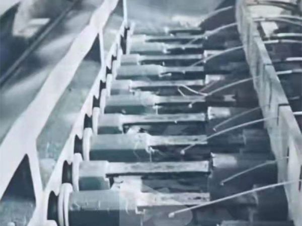 可鍍金、銀、銅、鋁等感應加熱坩堝式鍍膜機